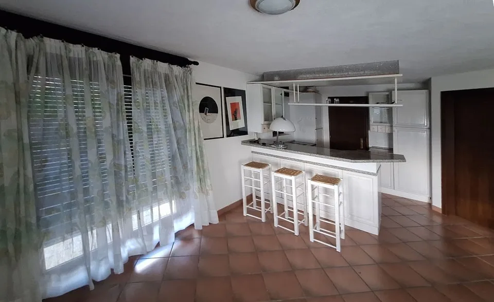 Sunny, Quiet, Spacious Independent Villa with garden, pool