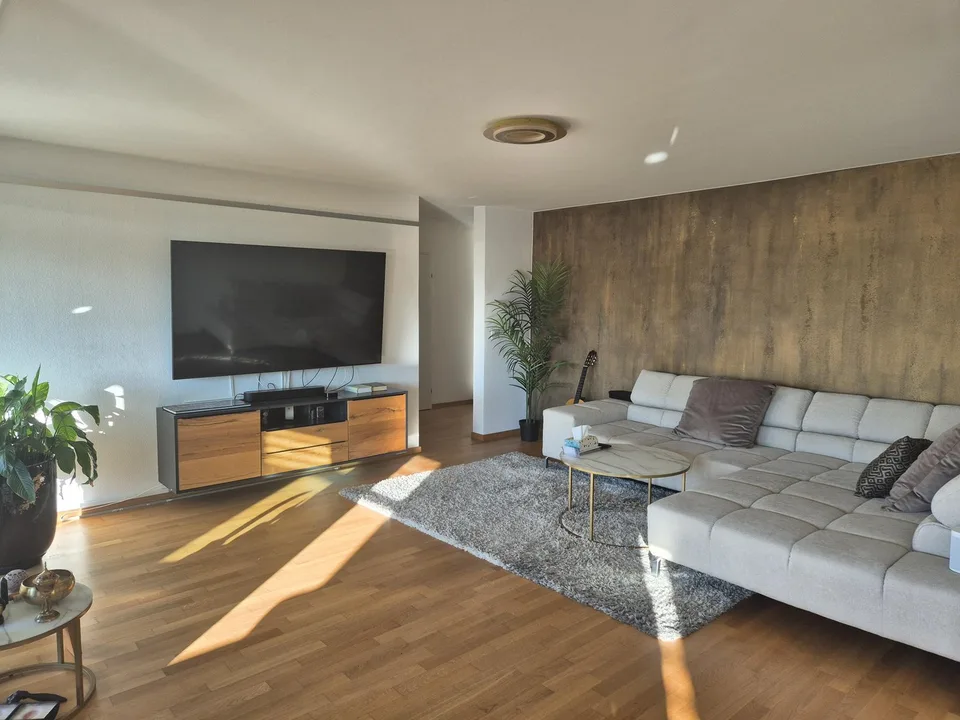 Möblierte 2.5-Zimmer-Wohnung mit grossem Balkon in Zürich-Altstetten