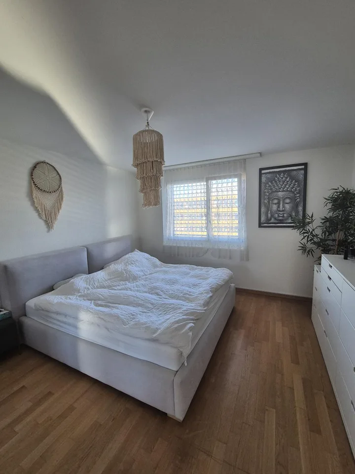 Möblierte 2.5-Zimmer-Wohnung mit grossem Balkon in Zürich-Altstetten