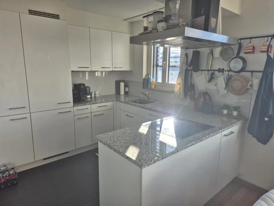 Möblierte 2.5-Zimmer-Wohnung mit grossem Balkon in Zürich-Altstetten