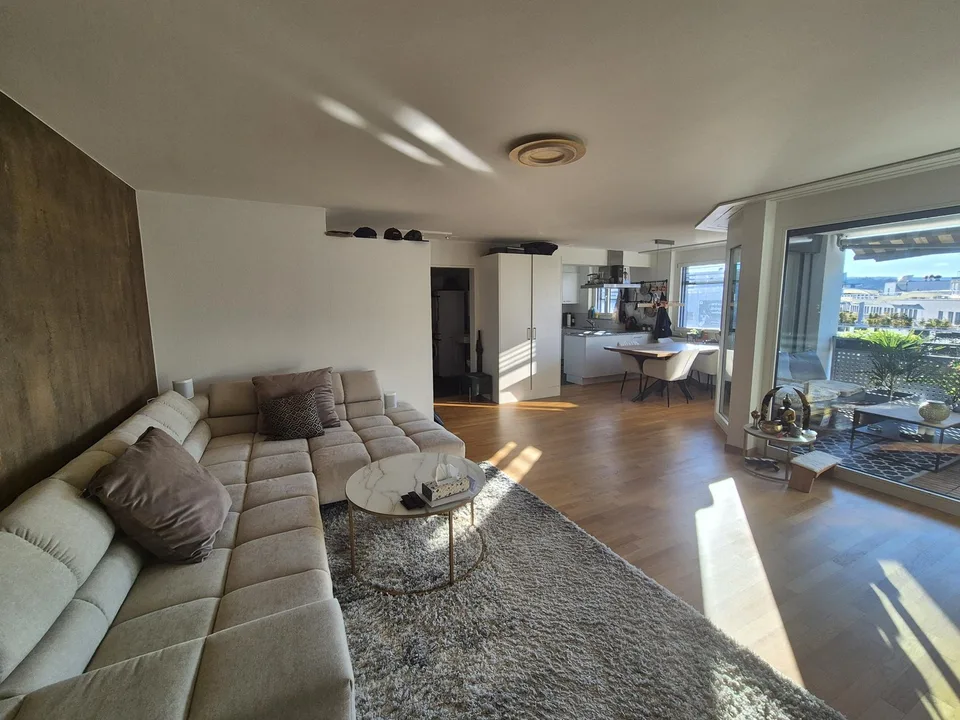 Möblierte 2.5-Zimmer-Wohnung mit grossem Balkon in Zürich-Altstetten