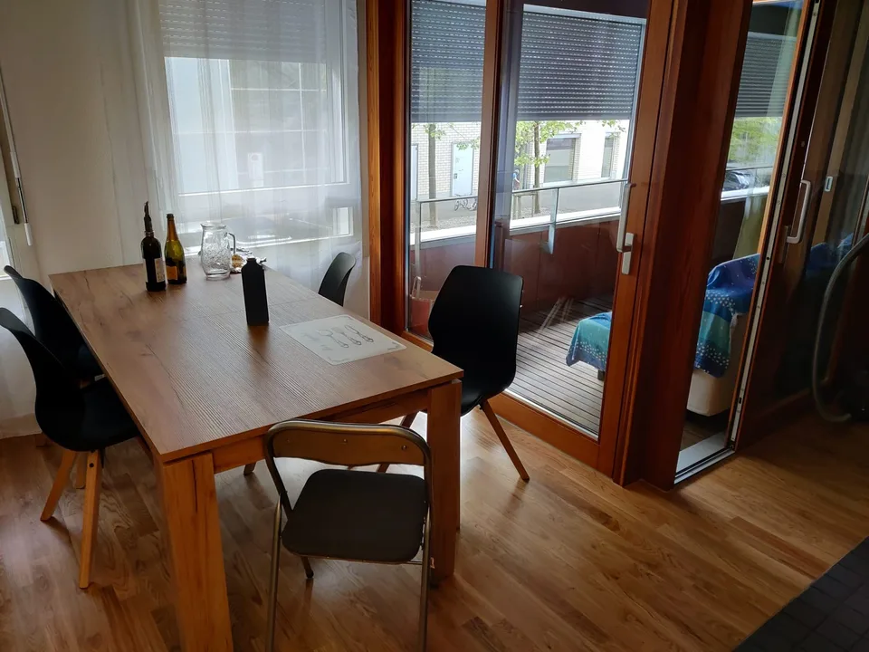 Appartement de 2,5 pièces lumineux avec de grandes fenêtres et terrasse ensoleillée au sud, à proximité de la gare d'Oerlikon