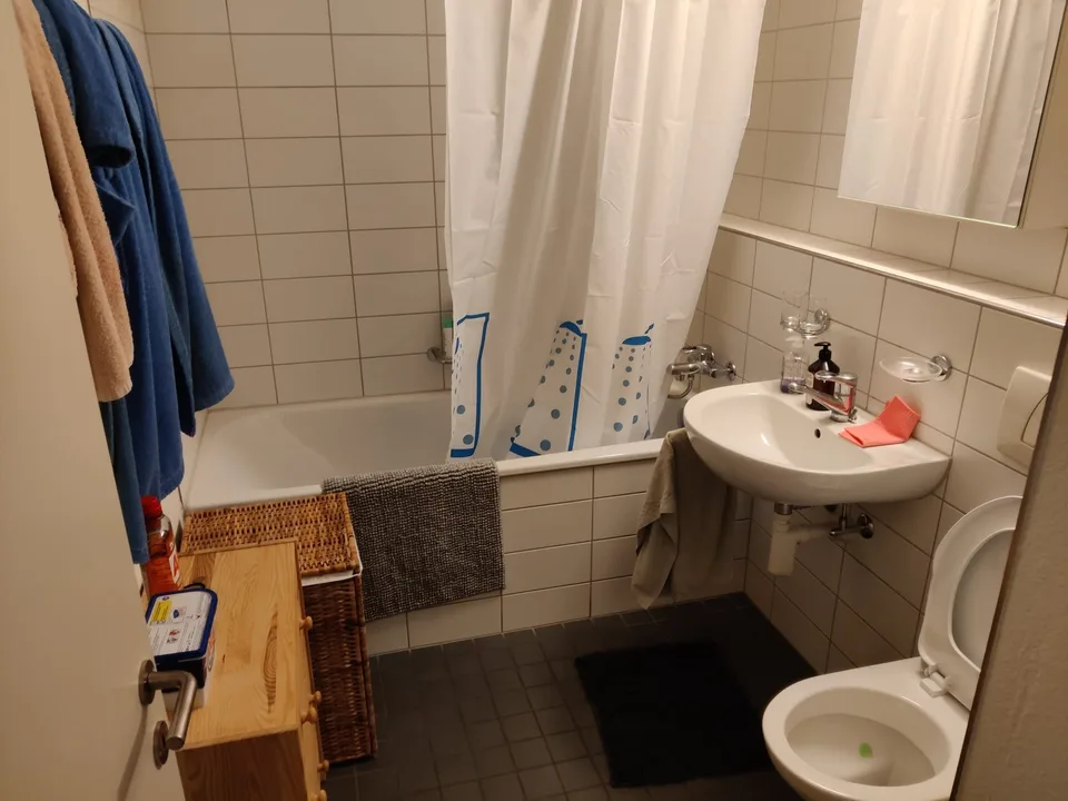 Appartement de 2,5 pièces lumineux avec de grandes fenêtres et terrasse ensoleillée au sud, à proximité de la gare d'Oerlikon