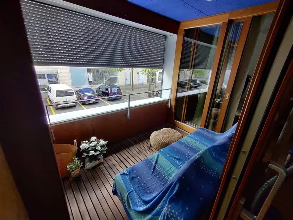 Appartement de 2,5 pièces lumineux avec de grandes fenêtres et terrasse ensoleillée au sud, à proximité de la gare d'Oerlikon