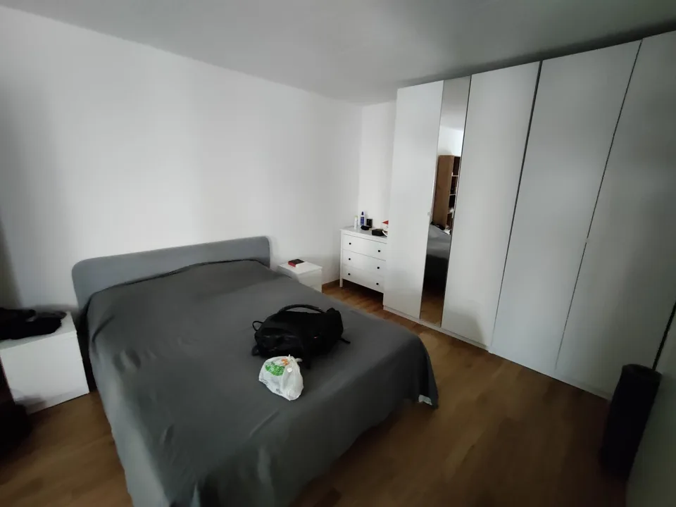 Appartement de 2,5 pièces lumineux avec de grandes fenêtres et terrasse ensoleillée au sud, à proximité de la gare d'Oerlikon