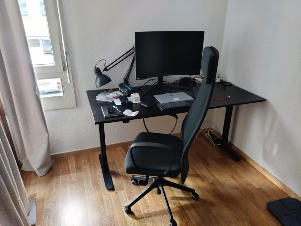 Appartement de 2,5 pièces lumineux avec de grandes fenêtres et terrasse ensoleillée au sud, à proximité de la gare d'Oerlikon