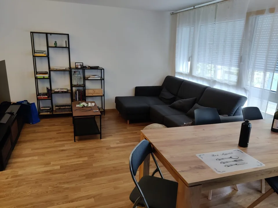 Appartement de 2,5 pièces lumineux avec de grandes fenêtres et terrasse ensoleillée au sud, à proximité de la gare d'Oerlikon