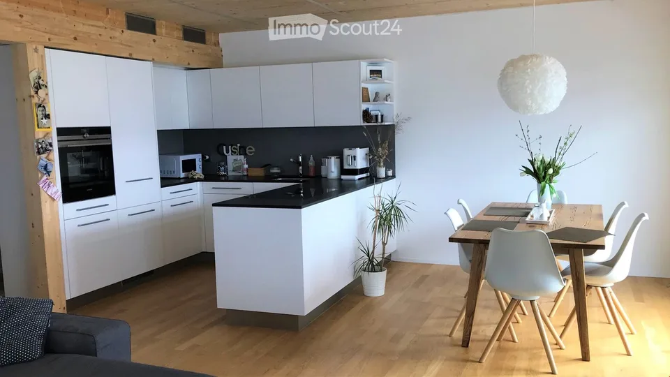 Moderne 3.5-Zimmerattikawohnung mit herrlicher Bergsicht