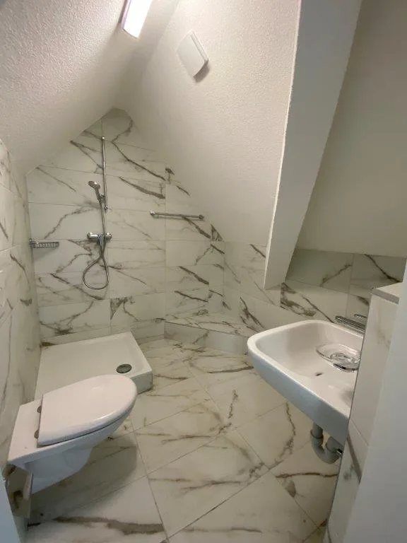 Charmante 1-Zimmer-Dachwohnung mit Estrich zu vermieten