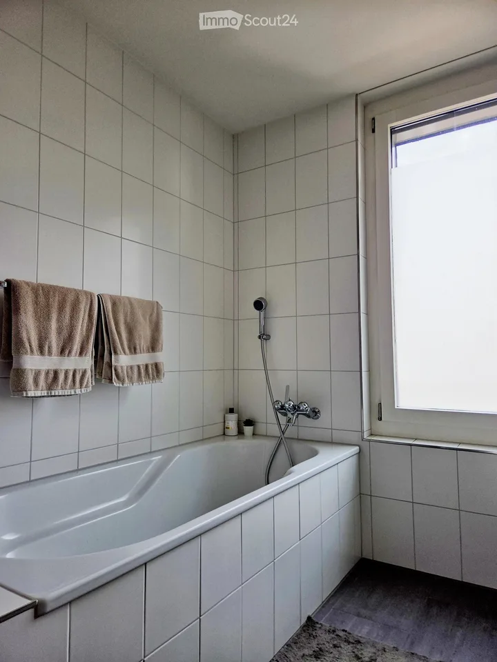 Nachmieter für helle 3.5-Zimmer-Wohnung mit Loggia an guter Lage in Suhr AG gesucht