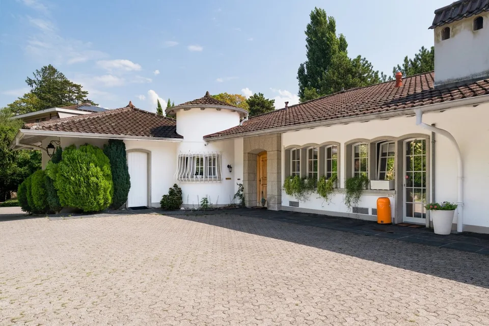 Exceptional Semi-Detached Villa with Panoramic Views of Lake Geneva and the Alps in Vevey