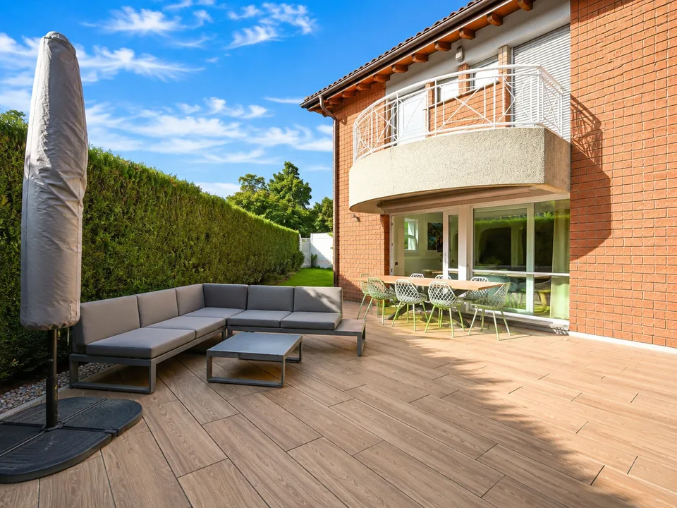 Elegantes Landhaus mit Garten, großer Terrasse und freier Aussicht