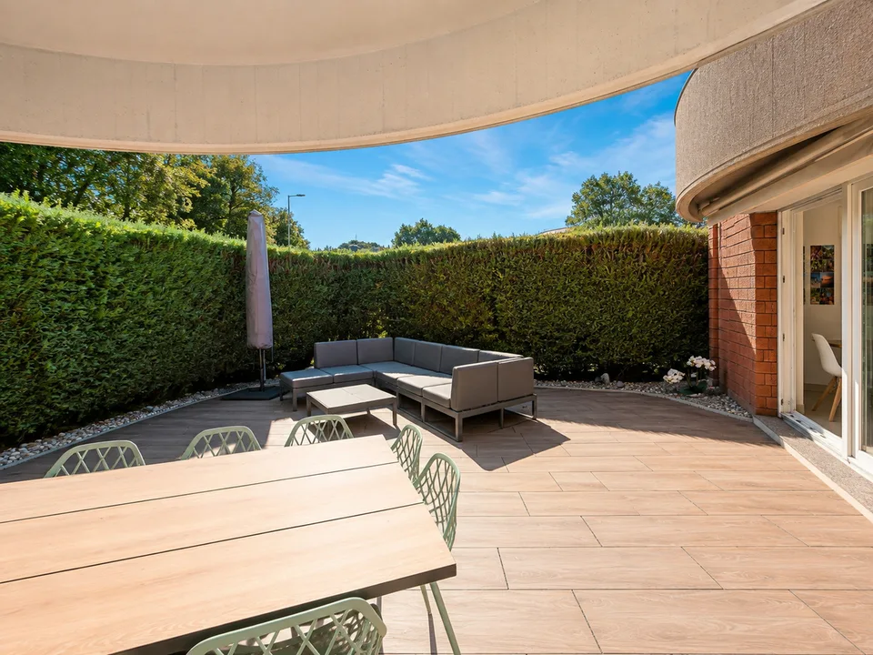 Elegantes Landhaus mit Garten, großer Terrasse und freier Aussicht