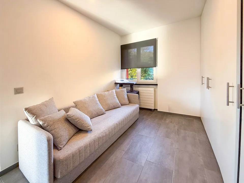 Zweitwohnsitz: 3.5 Zimmer-Wohnung im obersten Stockwerk mit Zugang zur Promenade am Fluss Maggia