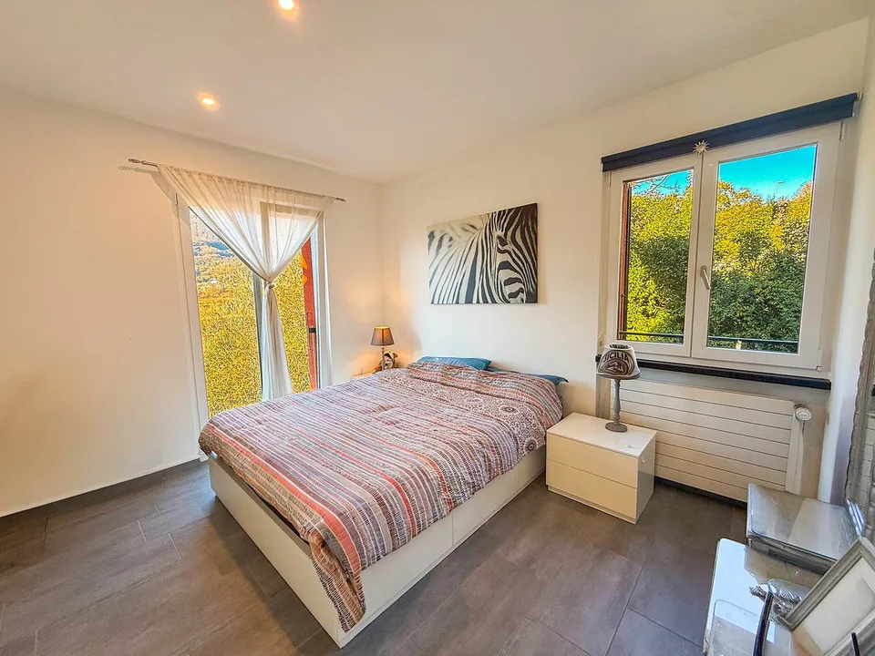 Zweitwohnsitz: 3.5 Zimmer-Wohnung im obersten Stockwerk mit Zugang zur Promenade am Fluss Maggia