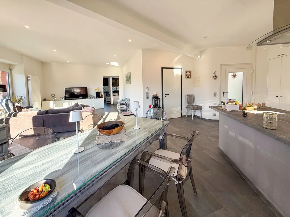 Zweitwohnsitz: 3.5 Zimmer-Wohnung im obersten Stockwerk mit Zugang zur Promenade am Fluss Maggia