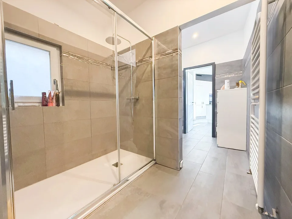 Zweitwohnsitz: 3.5 Zimmer-Wohnung im obersten Stockwerk mit Zugang zur Promenade am Fluss Maggia