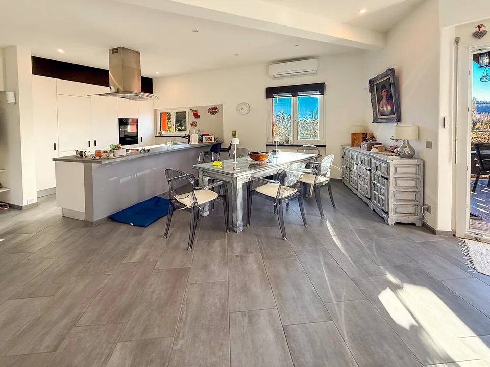 Zweitwohnsitz: 3.5 Zimmer-Wohnung im obersten Stockwerk mit Zugang zur Promenade am Fluss Maggia