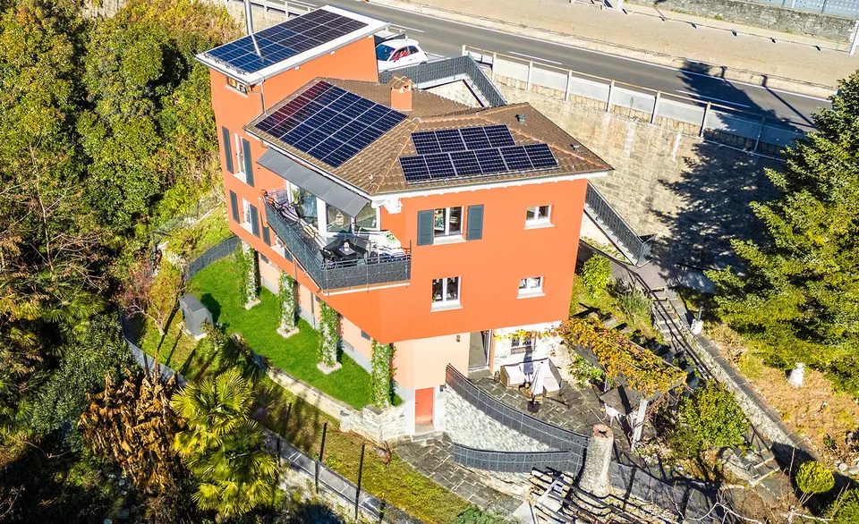 Zweitwohnsitz: 3.5 Zimmer-Wohnung im obersten Stockwerk mit Zugang zur Promenade am Fluss Maggia