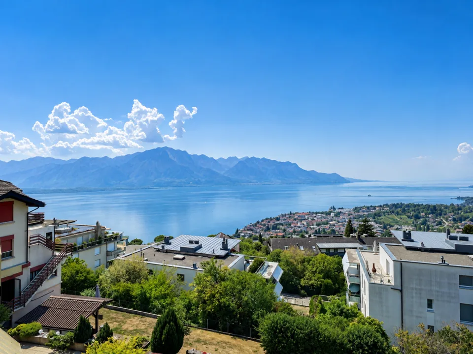 Attique d'exception avec vue panoramique sur le lac et les montagnes