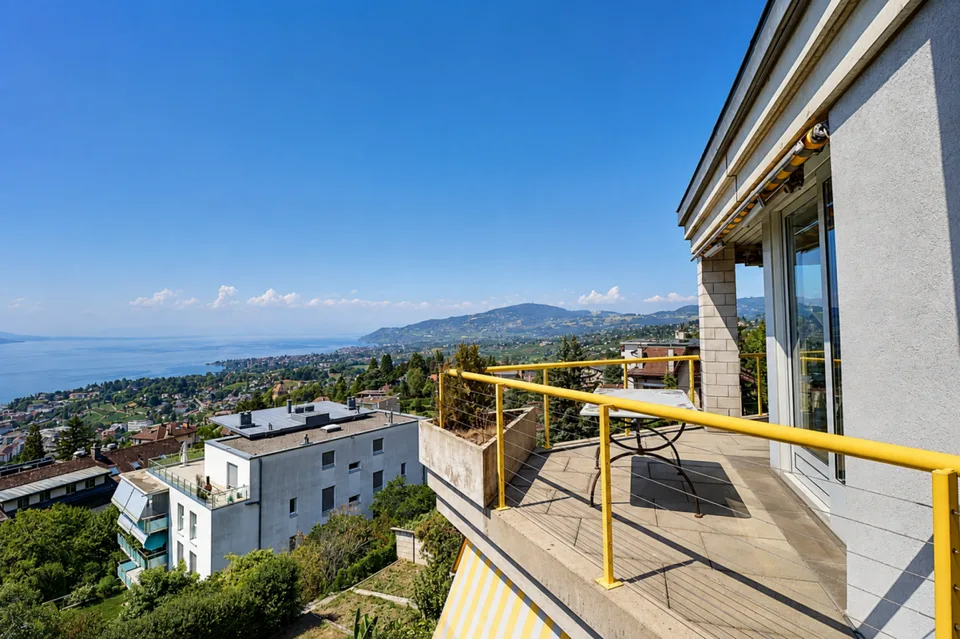 Attique d'exception avec vue panoramique sur le lac et les montagnes