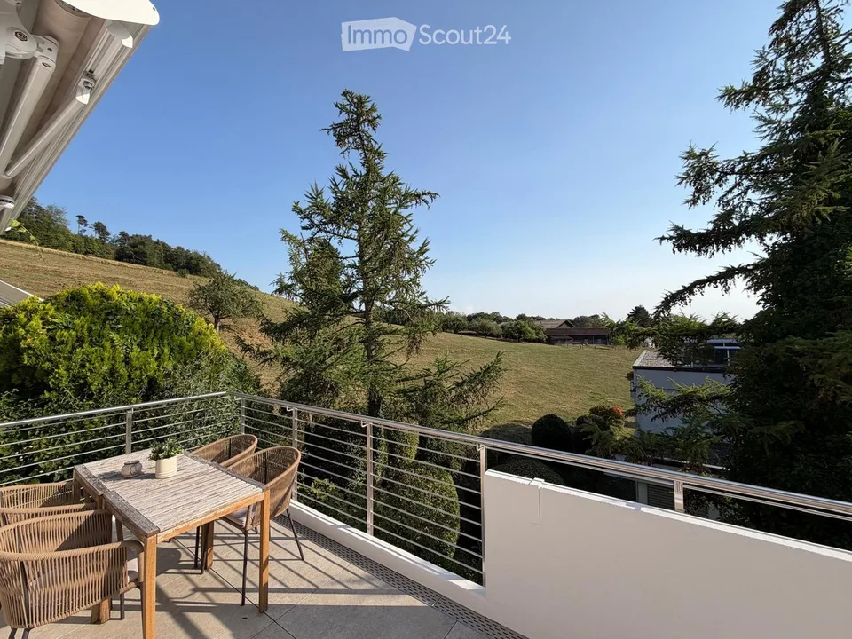Appartement de 4,5 pièces magnifique avec terrasse et vue imprenable dans une commune très prisée