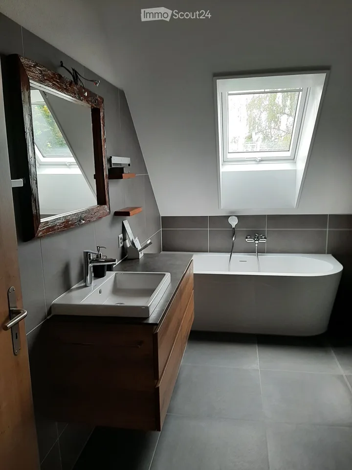 Charmante 3.5-Zimmer-Dachwohnung in Linden