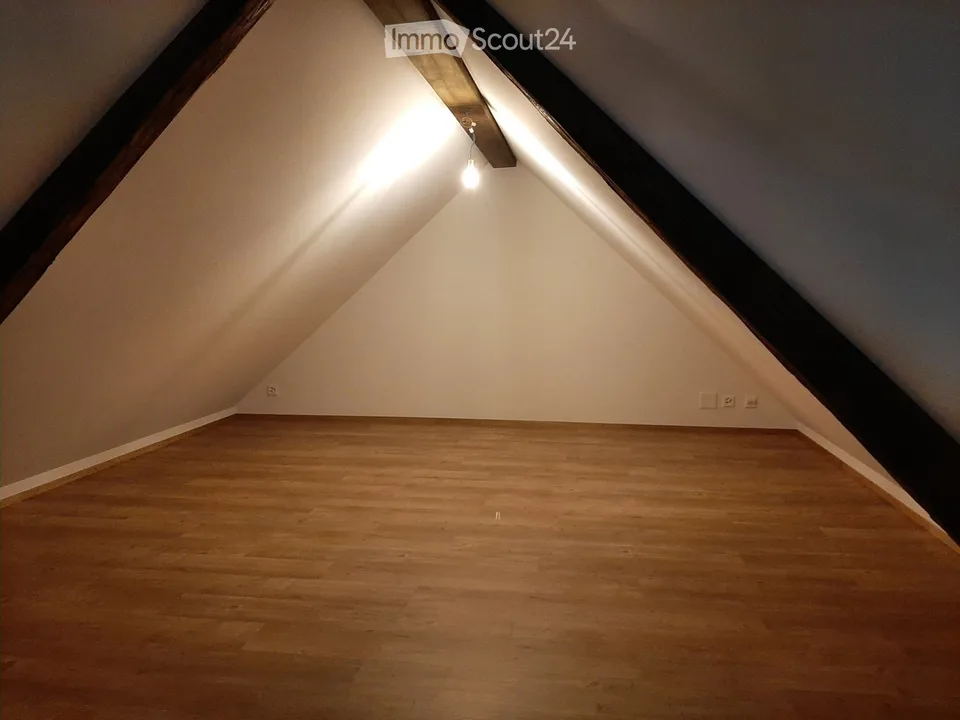 Charmante 3.5-Zimmer-Dachwohnung in Linden