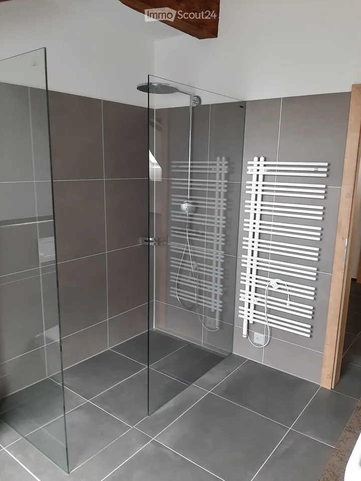 Charmante 3.5-Zimmer-Dachwohnung in Linden