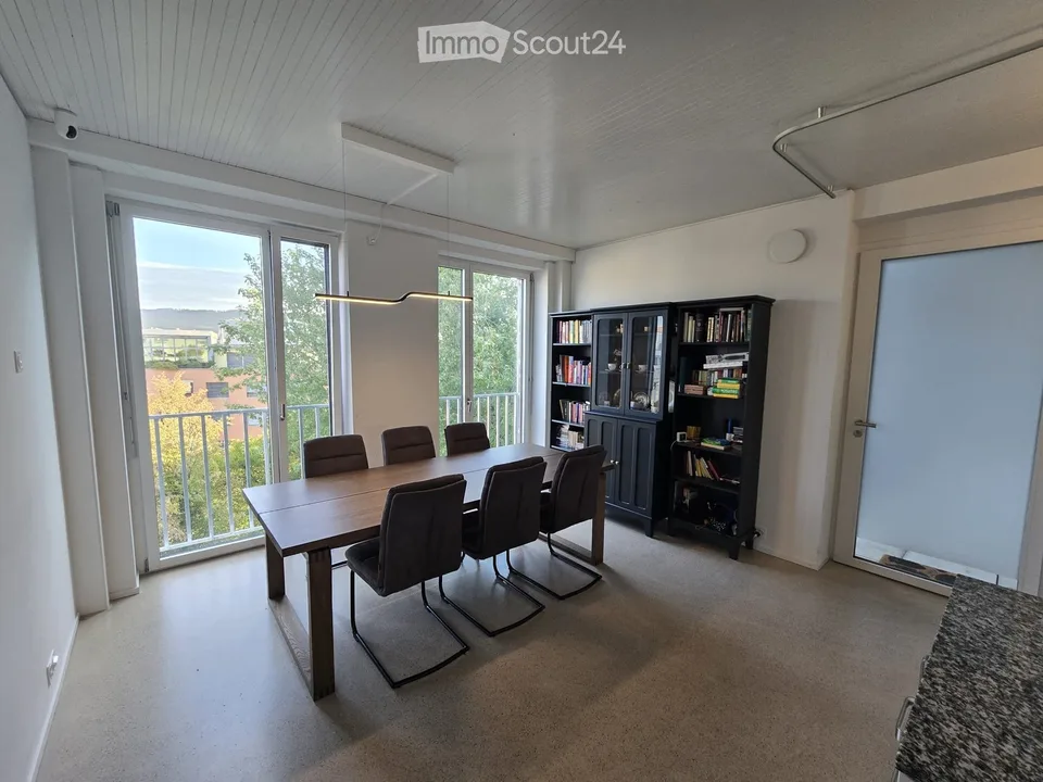 Ampio appartamento di 4.5 locali con balcone a Dietikon
