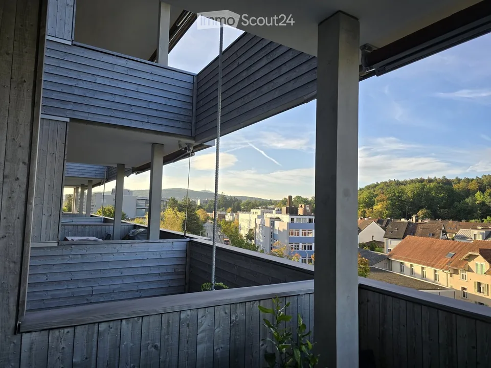 Ampio appartamento di 4.5 locali con balcone a Dietikon