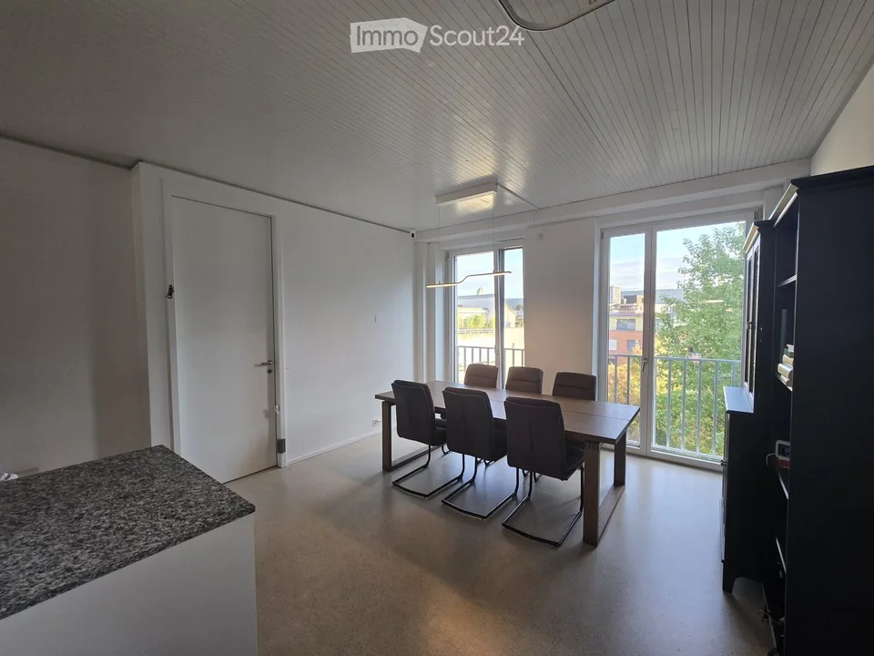 Ampio appartamento di 4.5 locali con balcone a Dietikon