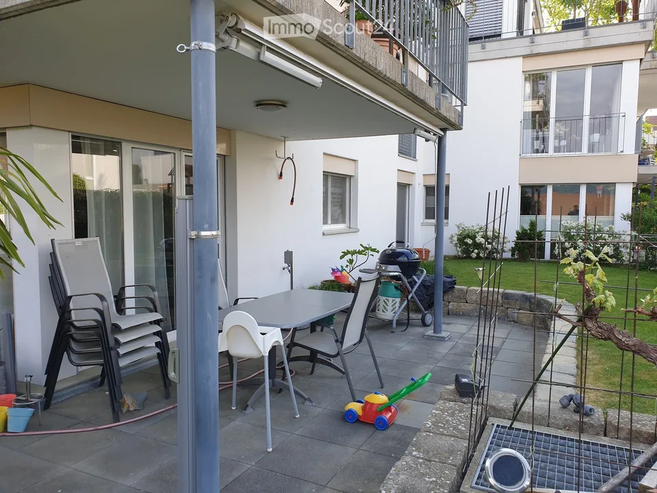 Modern ground-floor apartment with lake view and private garden