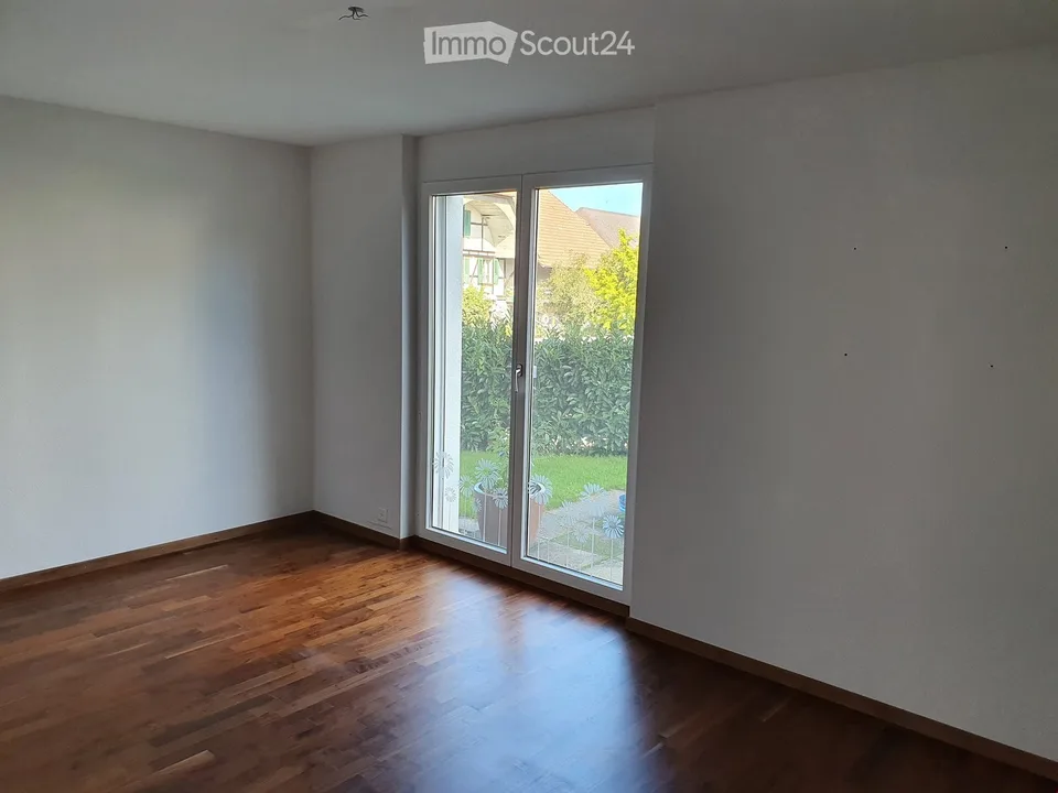 Modern ground-floor apartment with lake view and private garden