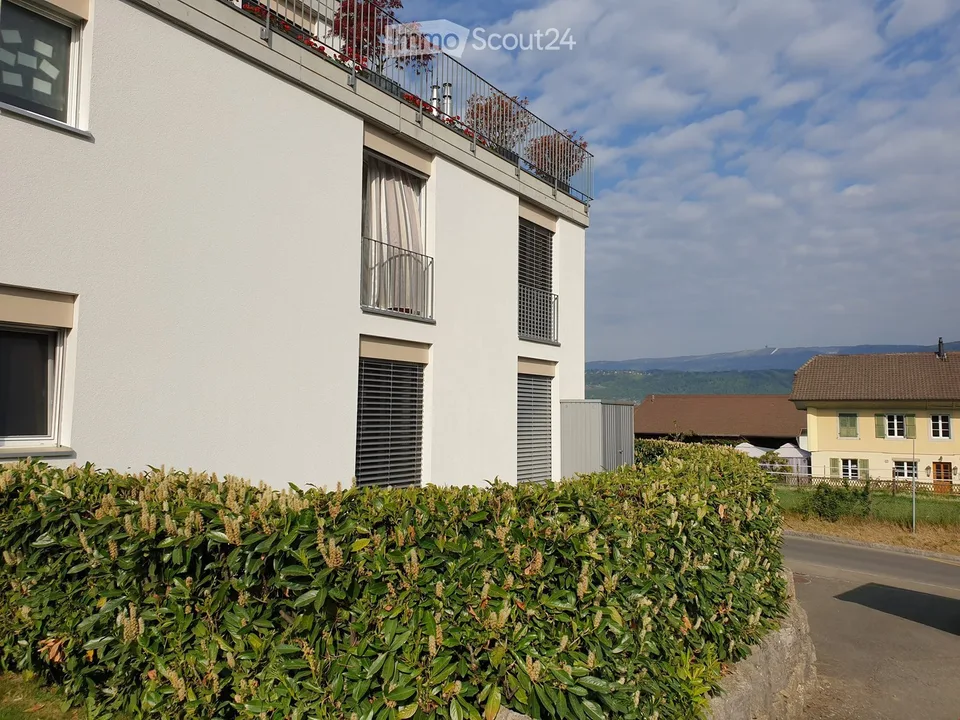 Modern ground-floor apartment with lake view and private garden