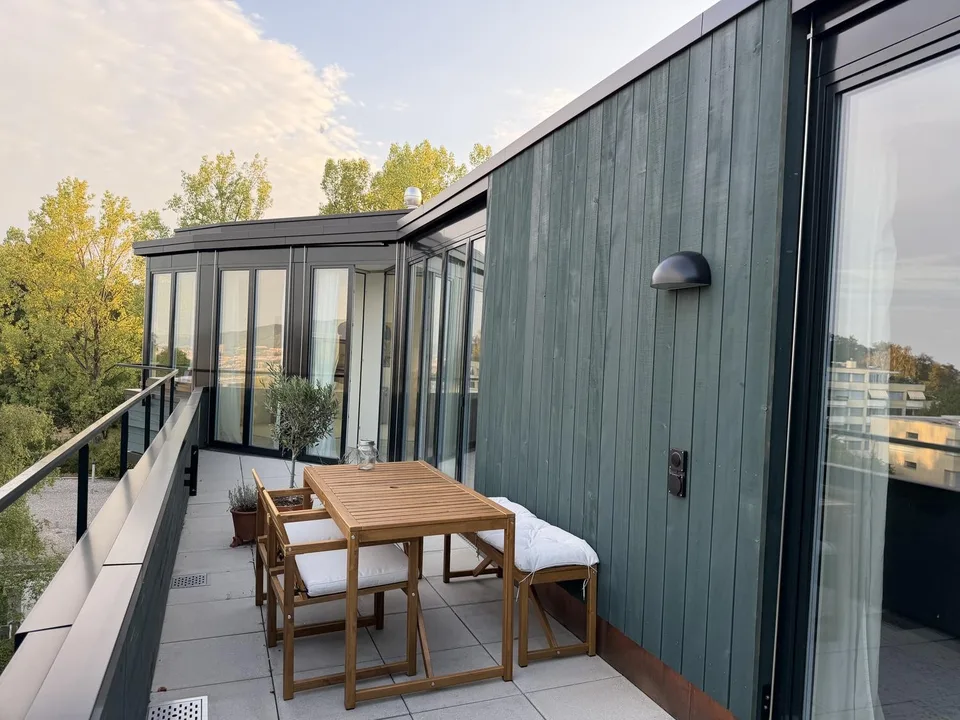 Helle 3½-Zimmer-Attikawohnung mit drei Balkonen und Weitsicht