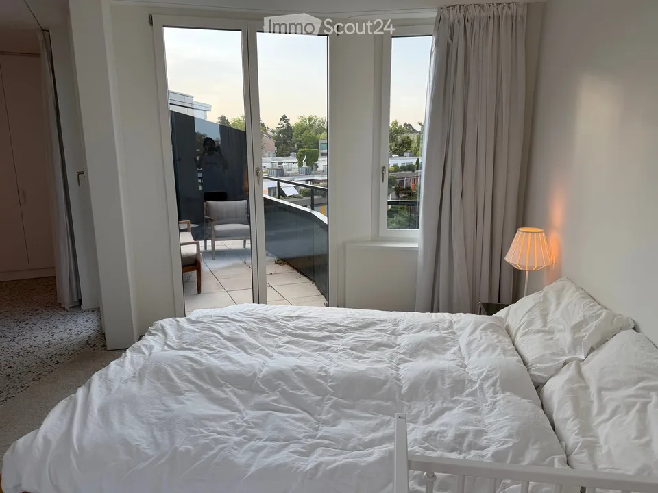 Helle 3½-Zimmer-Attikawohnung mit drei Balkonen und Weitsicht
