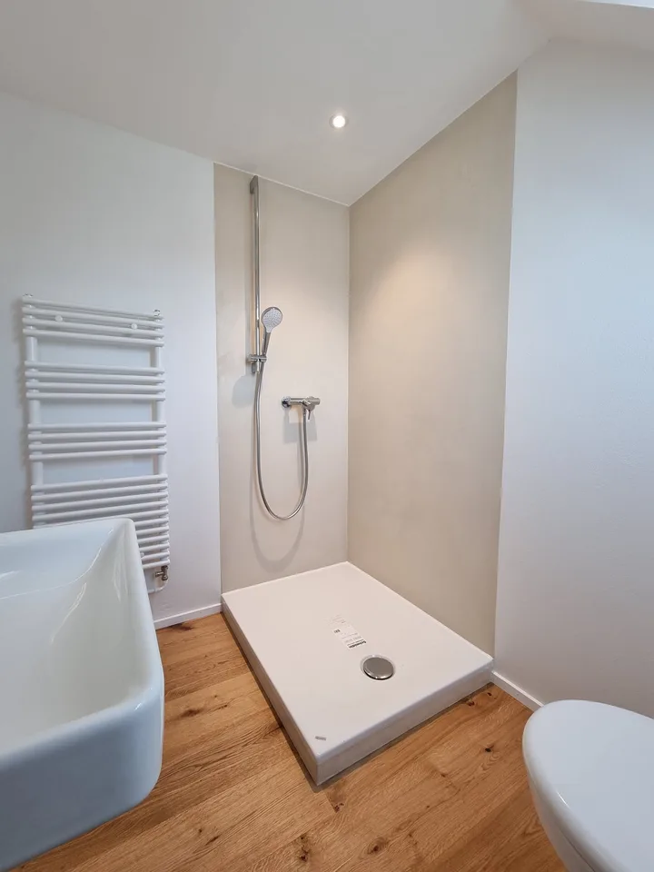 Sehr helle, sonnige 2 Zi. Single Wohnung im Dachgeschoss