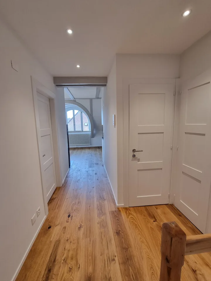 Sehr helle, sonnige 2 Zi. Single Wohnung im Dachgeschoss