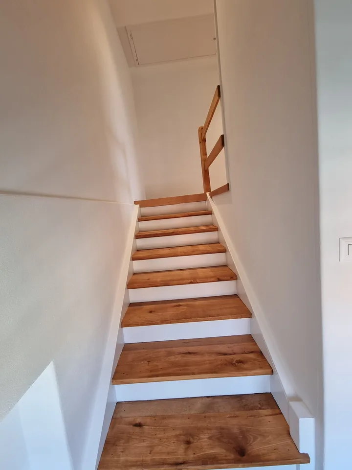 Sehr helle, sonnige 2 Zi. Single Wohnung im Dachgeschoss