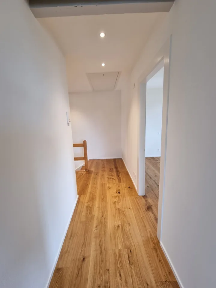 Sehr helle, sonnige 2 Zi. Single Wohnung im Dachgeschoss