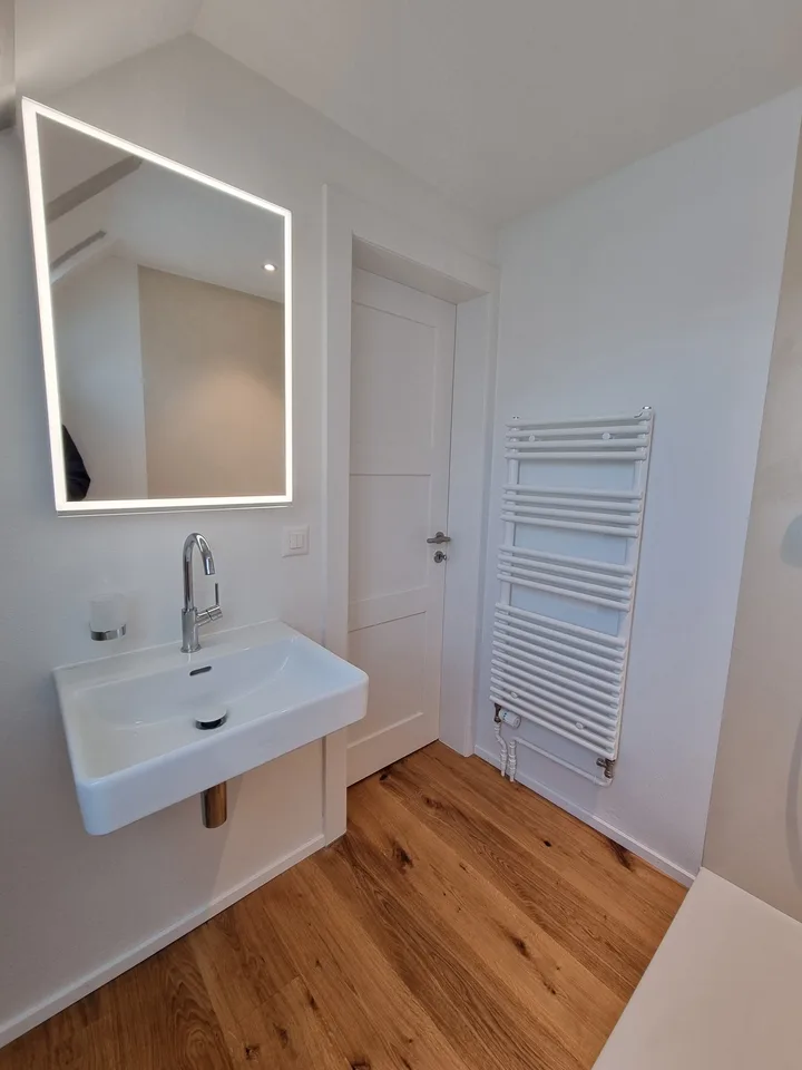 Sehr helle, sonnige 2 Zi. Single Wohnung im Dachgeschoss
