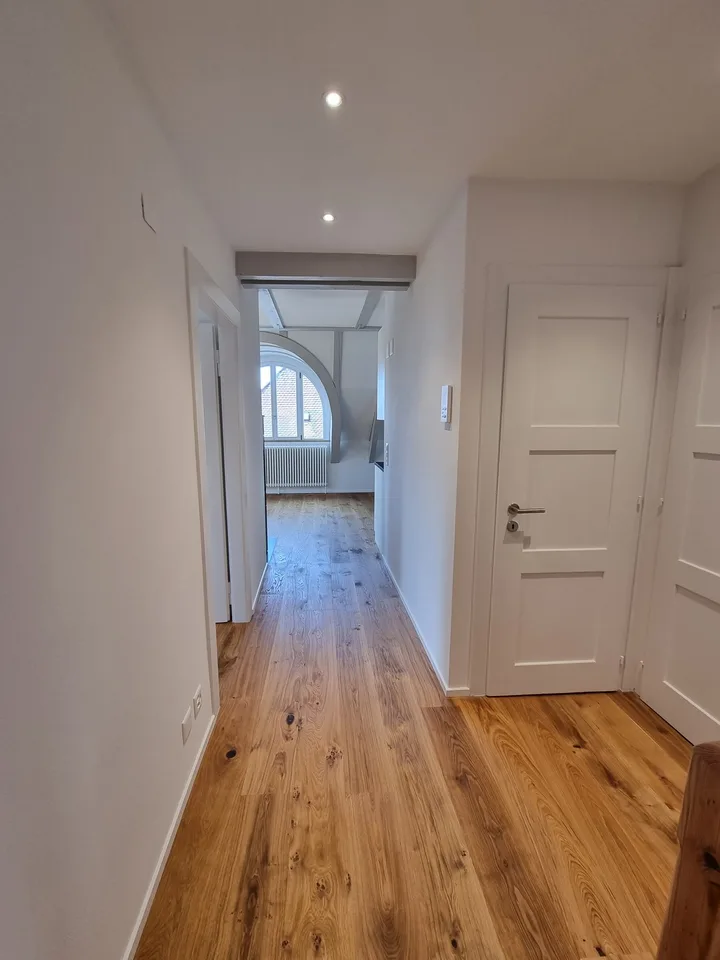 Sehr helle, sonnige 2 Zi. Single Wohnung im Dachgeschoss
