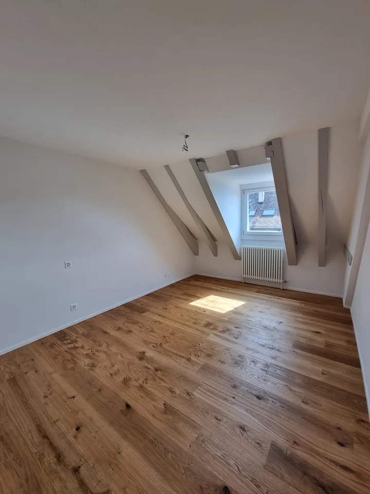 Sehr helle, sonnige 2 Zi. Single Wohnung im Dachgeschoss
