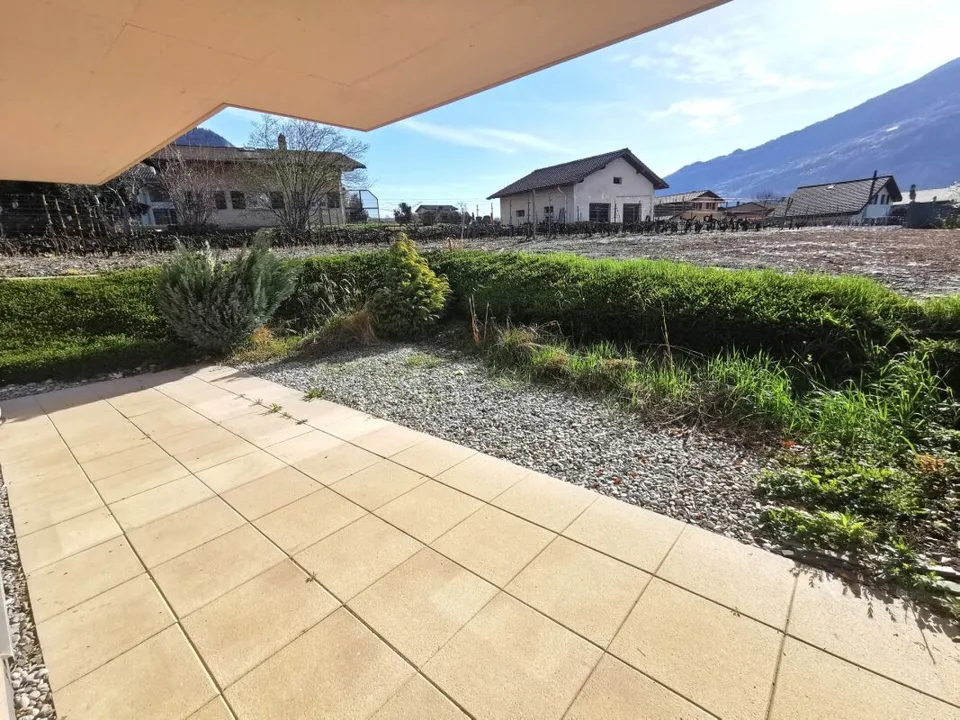 Zweieinhalb-Zimmer-Wohnung mit Garten in Wohngebäude