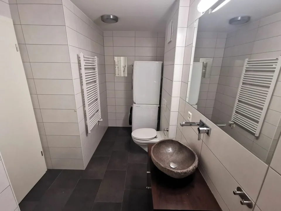 Zweieinhalb-Zimmer-Wohnung mit Garten in Wohngebäude
