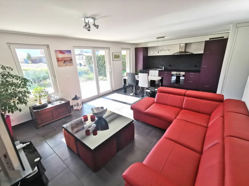 Zweieinhalb-Zimmer-Wohnung mit Garten in Wohngebäude