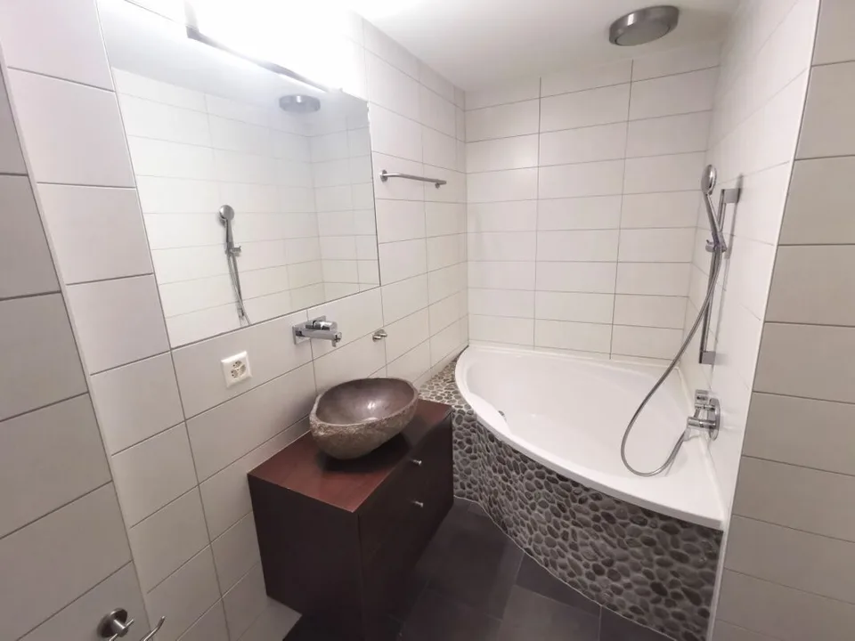 Zweieinhalb-Zimmer-Wohnung mit Garten in Wohngebäude