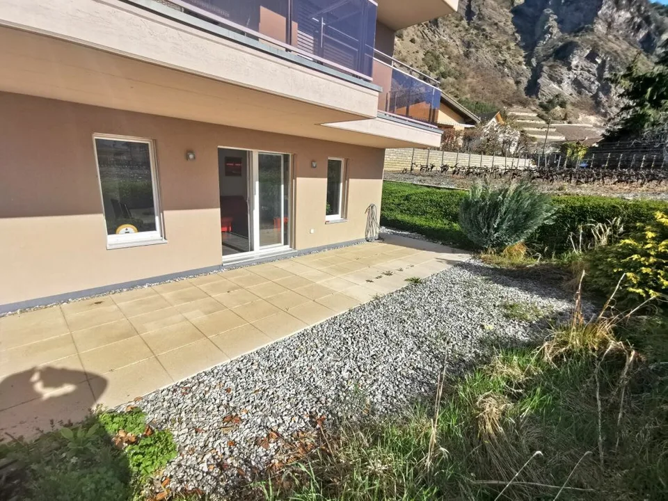 Zweieinhalb-Zimmer-Wohnung mit Garten in Wohngebäude