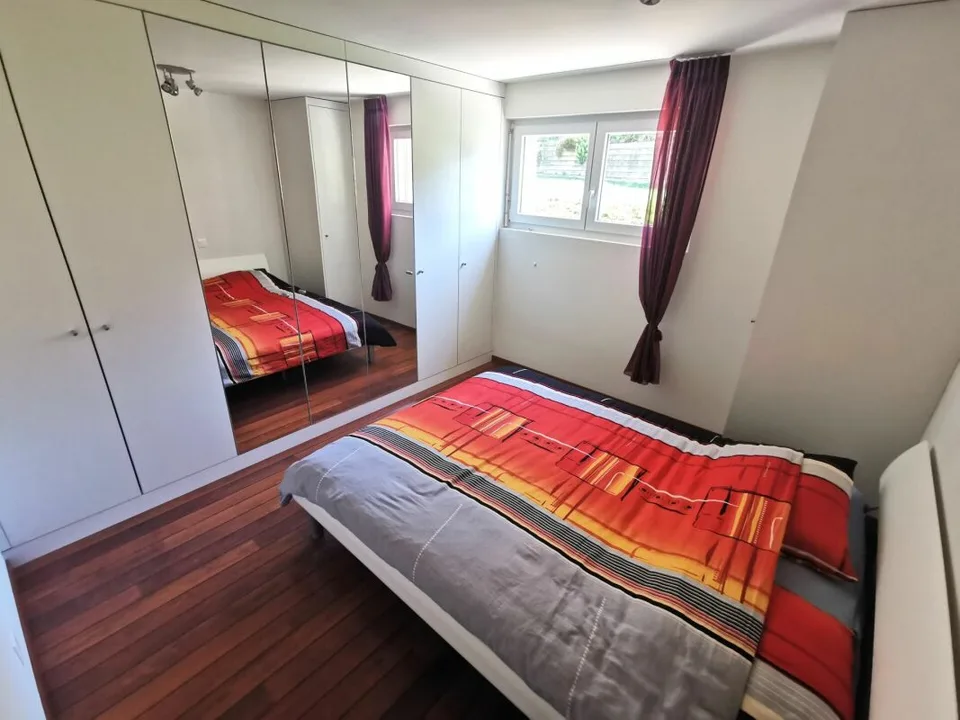 Zweieinhalb-Zimmer-Wohnung mit Garten in Wohngebäude